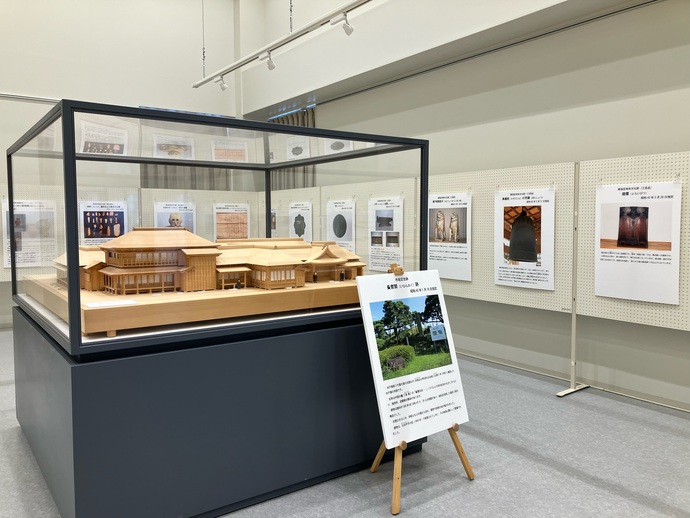 画像：市指定史跡い賓閣跡の模型及び説明文のパネル展示の様子